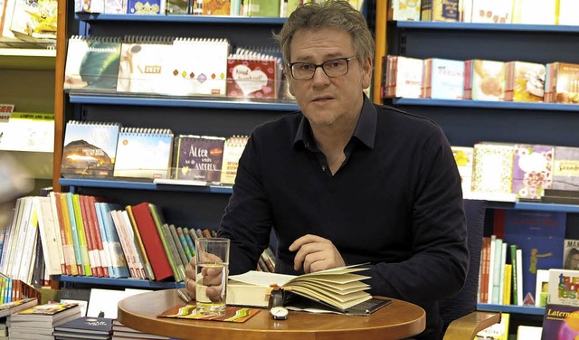 Oliver Bottini bei seiner Lesung in der Mllheimer Buchhandlung Beidek   | Foto: dorothee Philipp