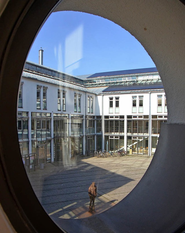 Auf mehr als 500 steigt die Zahl der M...ftig im Emmendinger Rathaus arbeiten.   | Foto: Gerhard Walser