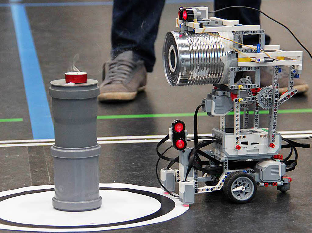 In verschiedenen Wettbewerben traten die Roboter gegeneinander an. Sie mussten Kerzen lschen, Tischtennisblle abladen und Linien abfahren.