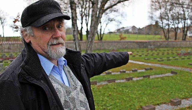 Gnter Baumann sieht auf dem Ehrenfrie...er den Urnengrbern der Bestatteten.    | Foto: Guy Simon