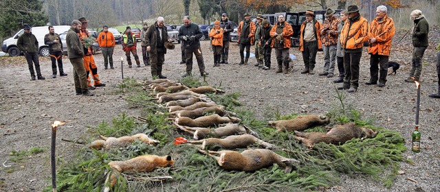 Die Jagdgesellschaft legt die Strecke,...en Wild wird die letzte Ehre erwiesen.  | Foto: Martin Eckert