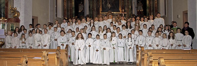 Ganz in Wei: 91 Ministrantinnen und Ministranten im Altarraum   | Foto: Adelbert Mutz