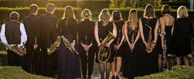 Der Sonne entgegen: Mit ausdrucksstark...ttern wirbt die Stadtmusik fr sich.   | Foto: Lebensecht