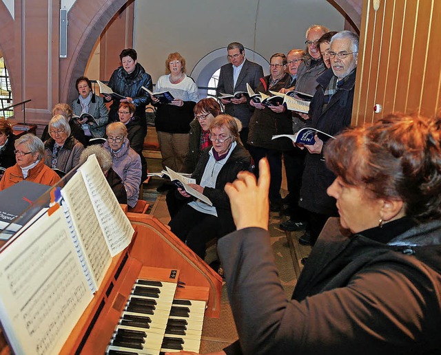 Fr die Musik sorgt der Kirchenchor.   | Foto: Sandra Decoux-Kone