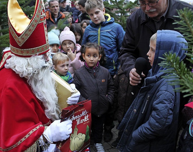 Der Nikolaus hat sein Kommen fest zuge...rd rund 400 Geschenktten dabei haben.  | Foto: Albert Greiner