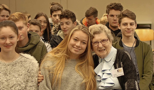 Zeitzeugin Alodia  Witaszek mit den Ze...ern, die ihren Erzhlungen lauschten.   | Foto: Louis Gross