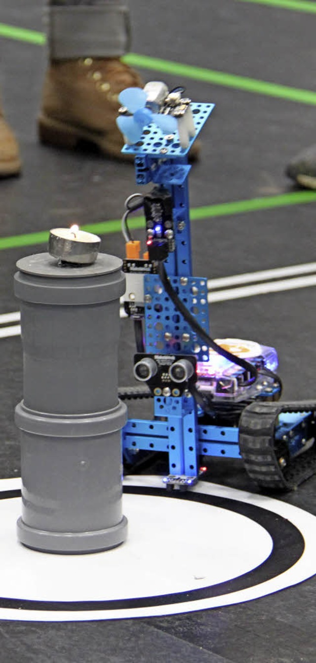 Mit Wrmesensoren findet der Roboter die Kerze.  | Foto: AAron Hohenfeld