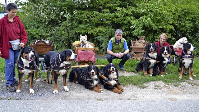 Christiane Rappenecker, Dieter Sager u...sitzende Doris Hegar mit ihren Hunden   | Foto: Reimold