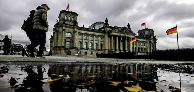 Trbe Aussichten: Dunkle Wolken hngen...tagsgebude, dem Sitz des Bundestags.   | Foto: DPA