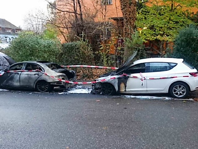Ein schwarzer Mercedes (links) und ein weier Seat wurden schwer beschdigt.  | Foto: Privat