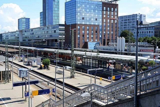 Unbekannter zckt am Hauptbahnhof ein Messer und klaut 25-Jhrigen sein Handy