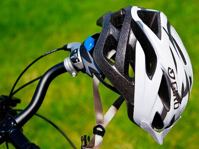 Der Helm sollte fr Radfahrer eine Selbstverstndlichkeit sein.  | Foto: dpa