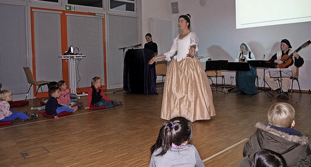 Musik in historischen Kostmen: Musica...ei ihrem Auftritt im Familienzentrum.   | Foto: Dagmar Barber