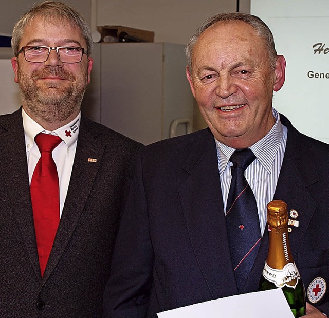 50 Jahre beim DRK dabei Bernhard Manz ...standsmitglied Martin Gebhardt ehrte.   | Foto: Michael Haberer