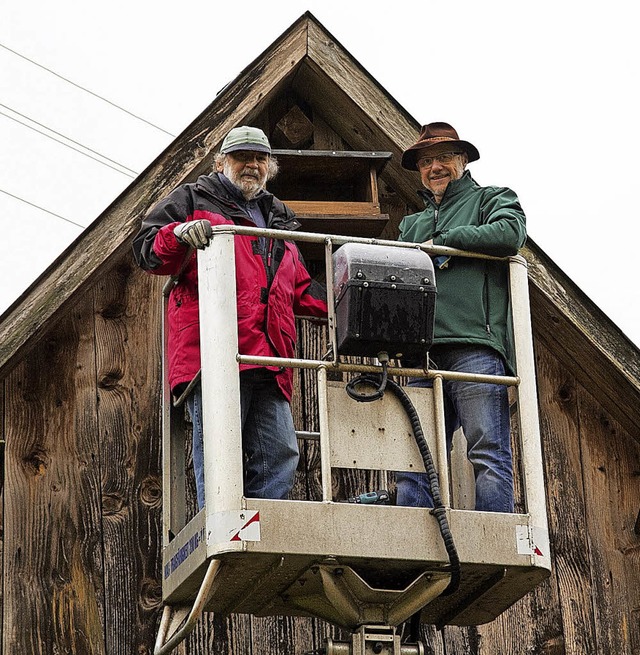 Mithilfe eines Hubsteigers wurden auf ... an Scheunen und Gebuden aufgehngt.   | Foto: Daniel fleig