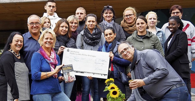 Benjamin Ptter (vorne rechts) freut s...r eine Spende der GHSE ber 1500 Euro.  | Foto: Norbert Hlsmann