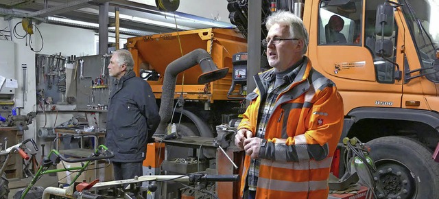 Sachgebietsleiter Herbert Schneider (rechts) zeigt die Werkstatt des Bauhofs.   | Foto: Theresa Steudel