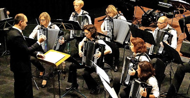 Der Handharmonikaspielring Lffingen b...onzert die Besucher in der Festhalle.   | Foto: Manfred Lauble
