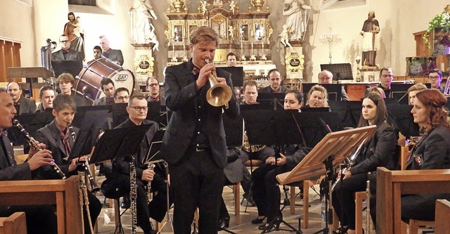 Frieder Reich, der neue Dirigent des M...indrucksvolles Solo auf der Trompete.   | Foto: Bianca Flier