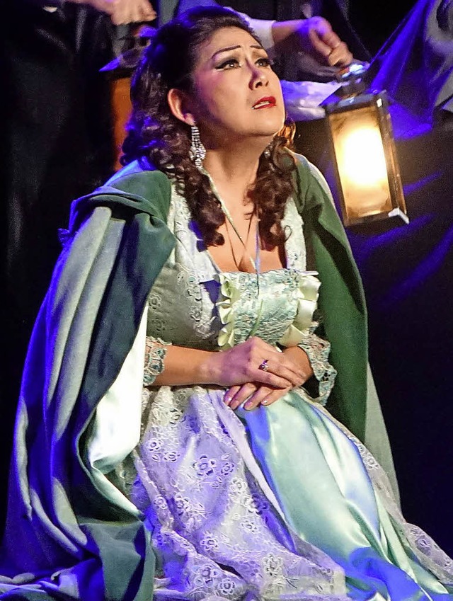 Die verzweifelte Amelia, gespielt von ... Hama, wird von Verschwrern umringt.   | Foto: Roswitha Frey