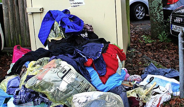 Aufgerissene Beutel: Ein Altkleidercon... Bifig bringt Anwohner auf die Palme.   | Foto: Jung-Knoblich