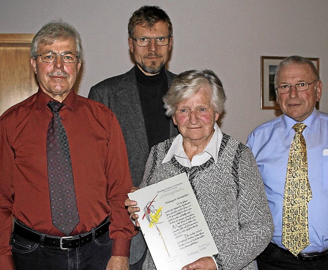 Der Vorsitzende Franz Stocker (links),...liedschaft im Kirchenchor Oberbergen.   | Foto: Herbert trogus