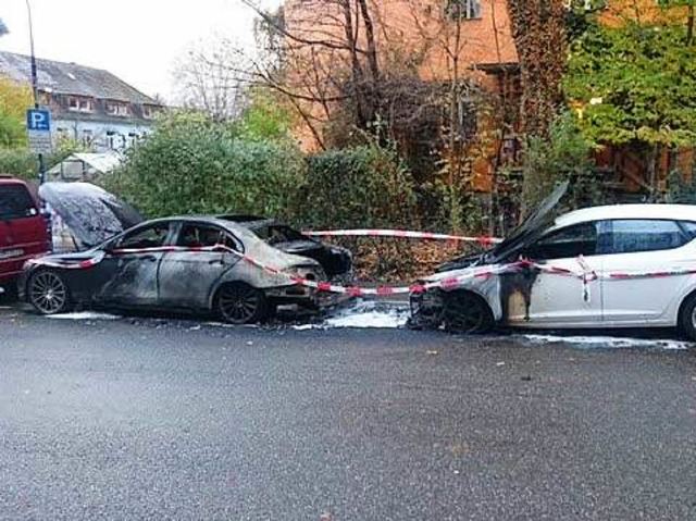 Der ausgebrannte schwarze Mercedes-AMG...gmorgen aus noch ungeklrter Ursache.   | Foto: privat