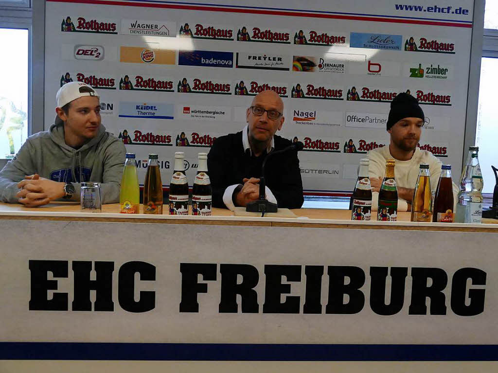 Dann geht es in den Presseraum: Marc Wittfoth (links), Gabriel Federolf (rechts) und dazwischen Karl Heidegger, Pressesprecher des EHC.