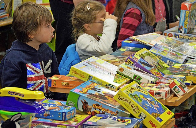 Gro war das Angebot an gebrauchten Sp...lohmarkt der Grundschule Kirchzarten.   | Foto: Gerhard Lck