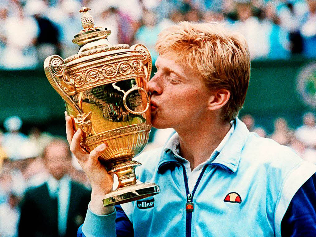 Gleiches Bild in Farbe? Nicht ganz! Die Geschichte wiederholt sich dennoch: Boris Becker darf 1986 zum zweiten Mal den Challenge-Cup kssen. In seiner Karriere triumphiert er dann noch einmal in  in Wimbledon...