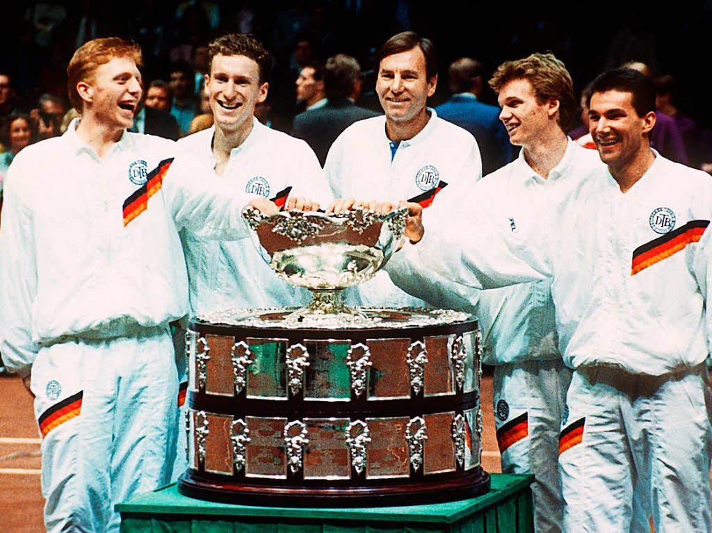 Sternstunde des deutschen Tennis: Davis-Cup-Sieg. Boris Becker gelingt das gemeinsam mit seinen Teamkollegen 1988 und 1989.
