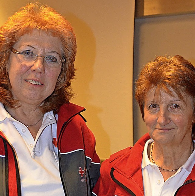 Eva Egge und Karin Schumacher sind sei...Mitglied des Deutschen Roten Kreuzes.   | Foto: Sebastian Barthmes