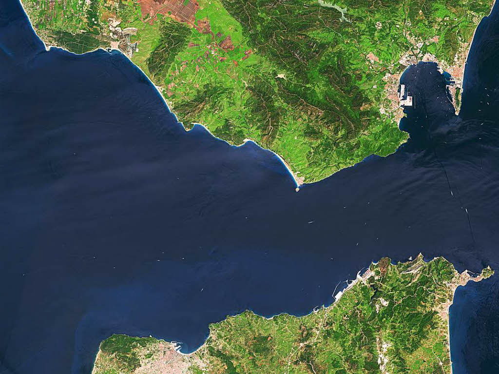 „Afrika in Sicht“: Nur 14 Kilometer trennen Europa und Afrika in der Strae von Gibraltar. Die starken Strmungen und der Schiffsverkehr machen die illegale Migration von Marokko nach Spanien und Gibraltar zu einem gefhrlichen Unternehmen.
