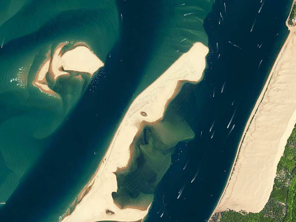 „Wandernder Sand“: An der franzsischen Atlantikkste erstreckt sich in der Nhe von Arcachon mit einer Lnge von fast drei Kilometern und einer Hhe von mehr als 100 Metern die Dune du Pilat, die grte Wanderdne Europas.
