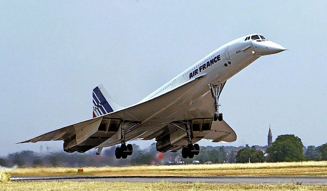 Eine Concorde landet im Juni 2003 auf ...#8211; und kommt danach ins  Museum.    | Foto: dpa