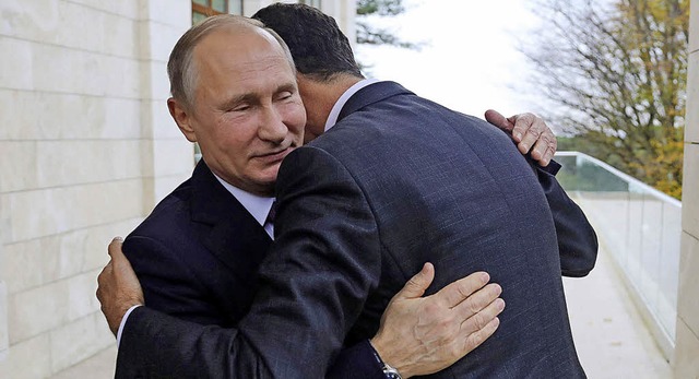 Russlands Prsident  Putin (links) umarmt Syriens Prsidenten Assad in Sotschi.   | Foto: dpa