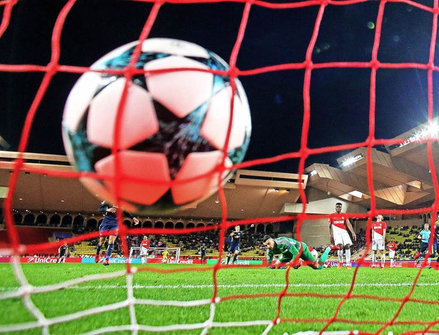 Volltreffer: Der Ball schlgt bei einem der vier Leipziger Treffer im Netz ein.   | Foto: dpa