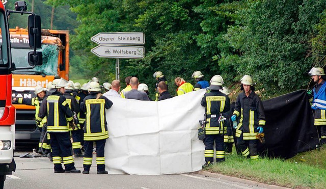 Ersthelfer spannten am Unfallort in Na...k starben fnf Menschen in einem Auto.  | Foto: dpa