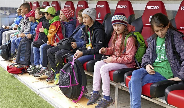Sehr cool, mal auf der Ersatzbank der Bundesligaprofis zu sitzen.  | Foto: Sabrina Bttcher