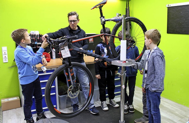 Ralf Zimmermann  erklrte den Kindern,...eilen ein Fahrrad zusammengebaut ist.   | Foto: Bhrer
