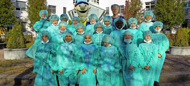 Lauter kleine Chirurgen und mittendrin...i sowie Klassenlehrerin Andrea Stnder  | Foto: Saskia Bhrer