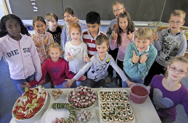 Tadaa! Die Klasse 4b hat leckere und gesunde Snacks bereitet.   | Foto: Privat