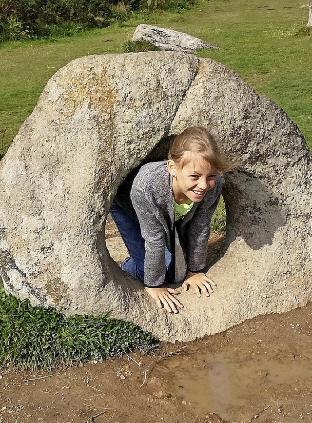 Jule Hlzle  in einem der Lochsteine von Mn-an-Tol   | Foto: PRivat