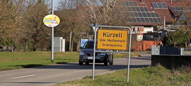 An die Bitte um Tempo 40 hlt sich bei der Ortseinfahrt Krzell fast keiner.   | Foto: Christoph Breithaupt