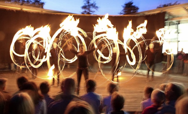 Mit ihrer Feuershow sind die Artisten ...ie Grenzen der Region hinaus bekannt.   | Foto: Celine Laabs
