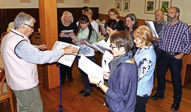 Rudolf Woll dirigiert den Kirchenchor ...mierte ein harmonisches Vereinsjahr.   | Foto: Ilona Seifermann