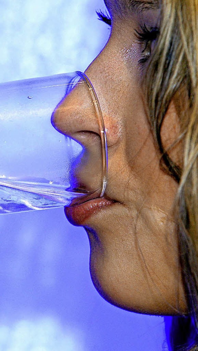 Rund 100 Euro mehr im Jahr mssten die Brger fr Trinkwasser berappen.   | Foto: Symbolfoto:dpa