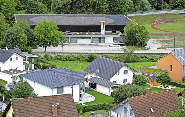 Die Sthlinger Stadthalle, hinter dem ...mere LED-Lichtanlage eingebaut werden.  | Foto: Dietmar Noeske