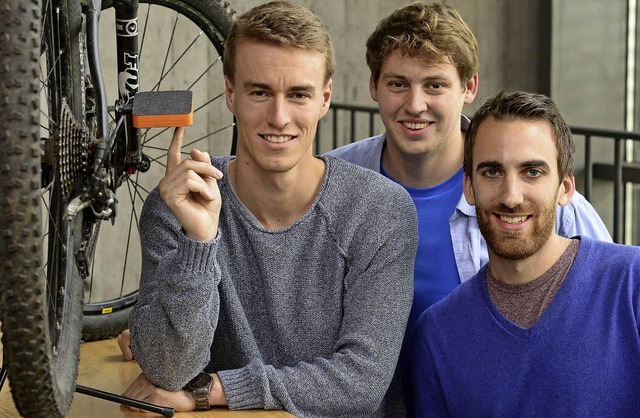 Konstantin Hoffmann, Dominik Leclerc u...(von links) mit dem Smartfaraday-Pedal  | Foto: I. Schneider