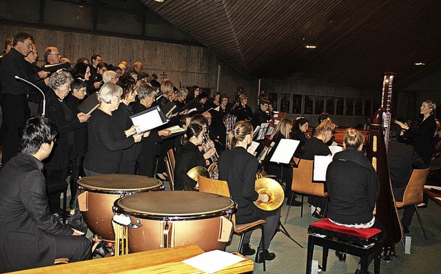 Ramona Hummel dirigiert das Requiem vo...chenchor und einem kleinen Orchester.   | Foto: Hildegard Karig